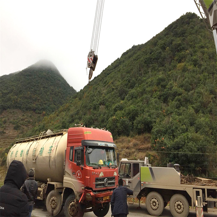 雨山道路救援大型车辆吊装